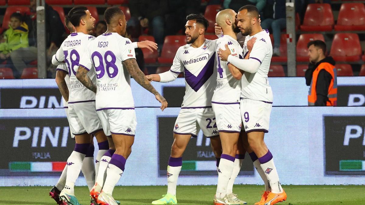Los jugadores de la Fiorentina celebran el primer tanto del partido