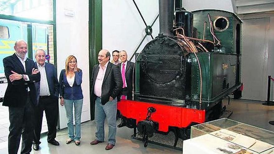 Por la izquierda, Justo Vilabrille, edil del Ayuntamiento de Gijón; José Antonio Munárriz, Ángela Vallina, Ramón Martínez, Guillermo Laíne, de Sadim, y Javier Fernández López, director del Museo del Ferrocarril, con la «Eleonore».