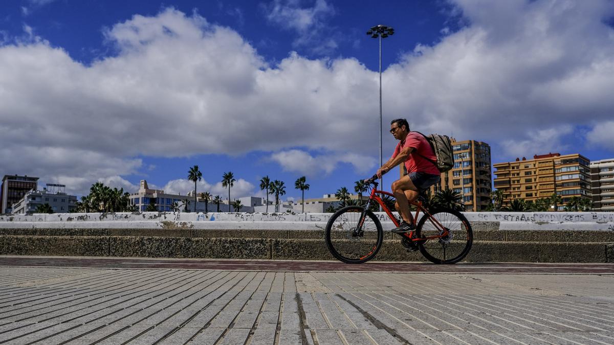 Un usuario del los carriles-bici en Las Palmas de Gran Canaria.