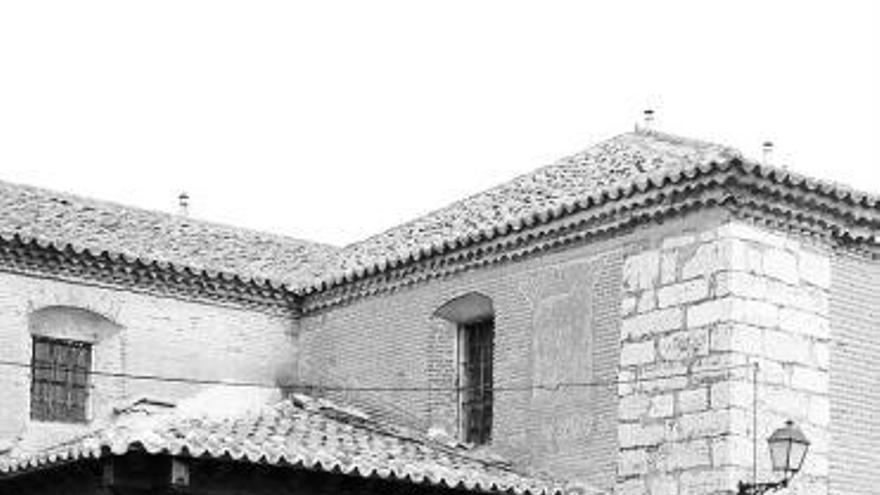 Una persona pasa por delante de la iglesia de Santa Catalina.