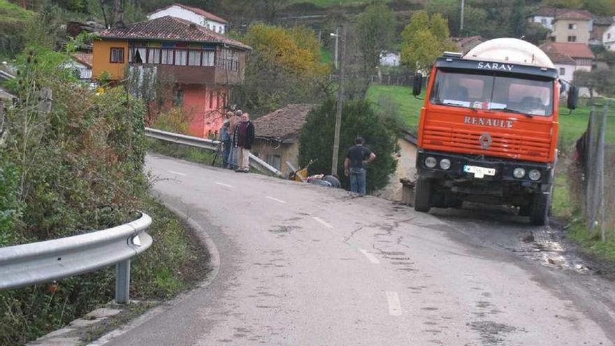 La carretera que une las localidades de Moreda y Boo, en Aller.