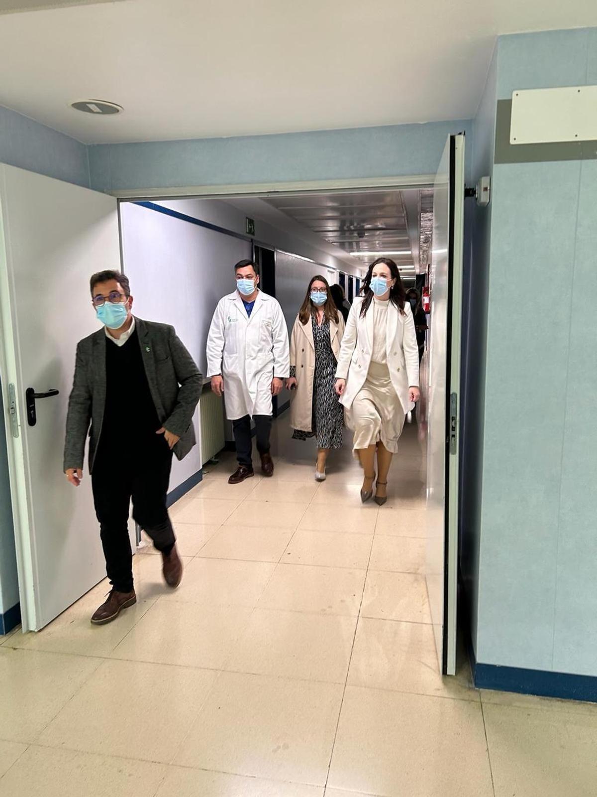 El gerente del área (en primer término), en una visita al hospital de Plasencia.