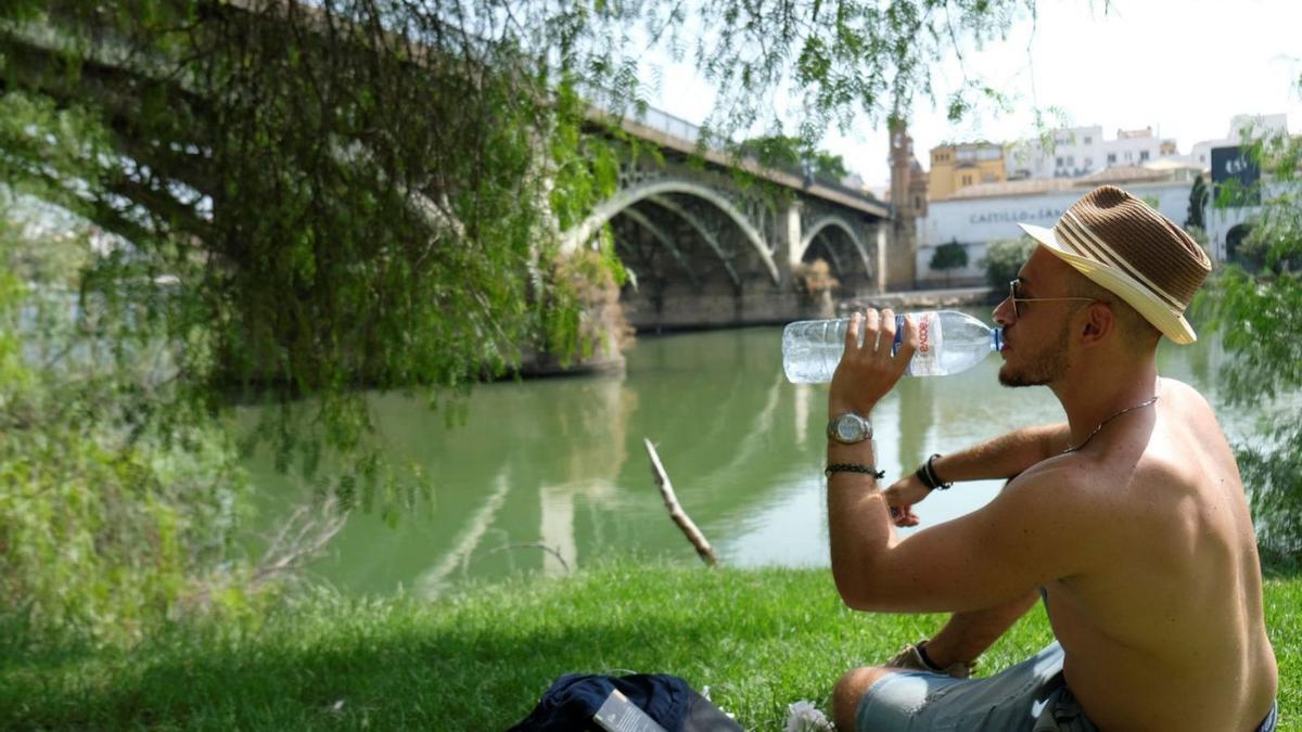 El río Guadalquivir a su paso por Sevilla, ciudad en la que se desarrollan dos proyectos para bajar las temperaturas.