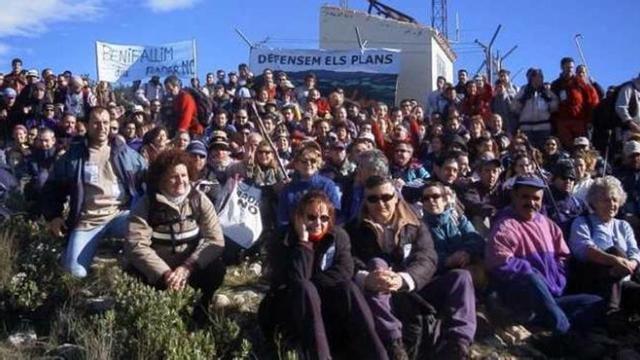 Imagen de archivo de una de las protestas realizadas en la cima de Els Plans contra el radar.