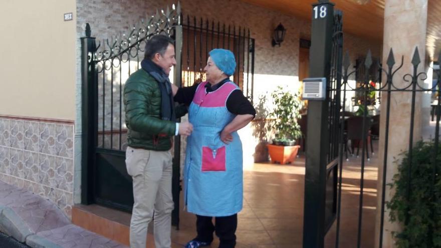 El alcalde visitó ayer a los vecinos de La Hoya &#039;puerta a puerta&#039;.