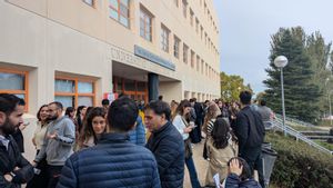 Opositores a RTVE se agolpan en la Facultad de Económicas de Somosaguas antes de hacer el examen de Información y Contenidos.