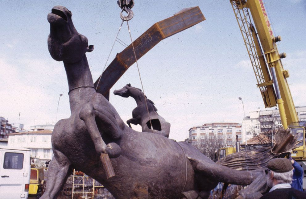 Instalación del monumento a los caballos en Praza de España en 2002, supervisadas por el propio escultor