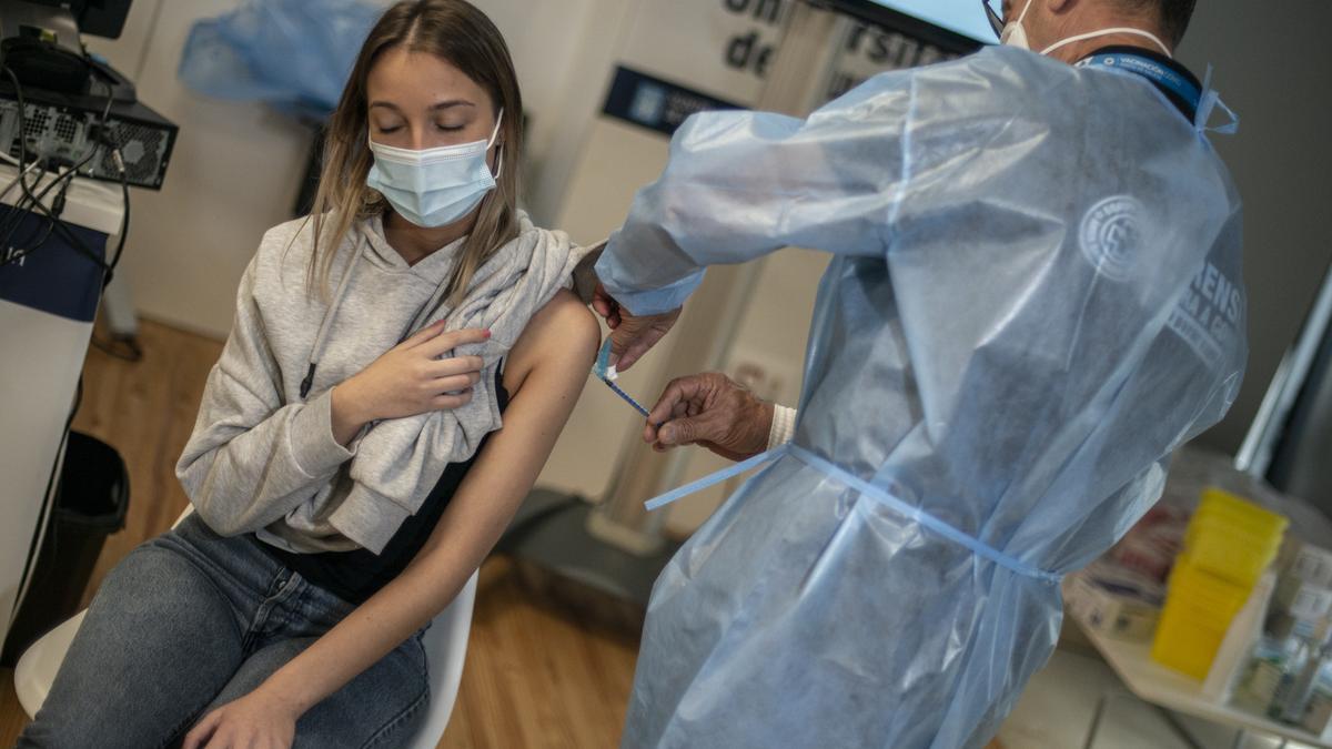 Una joven recibe la vacuna contra el coronavirus en Ourense.