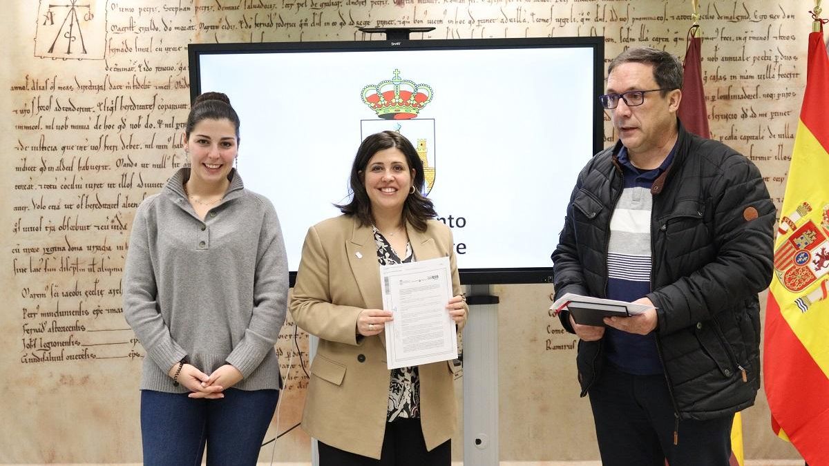 La concejala de Bienestar Social, Mercedes Benítez; la alcaldesa de Benavente, Beatriz Asensio, y el representante de Agricultores Soidarios, Antonio Jesús Rodríguez.