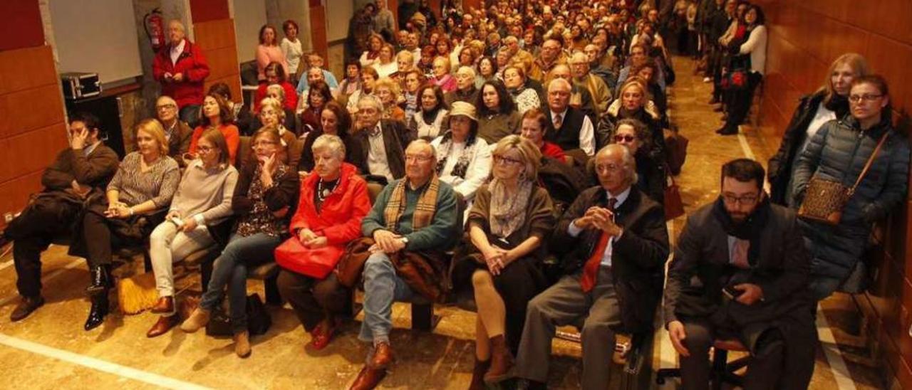 El público abarrotó la sala durante la conferencia coloquio de Club Faro. // J. Lores