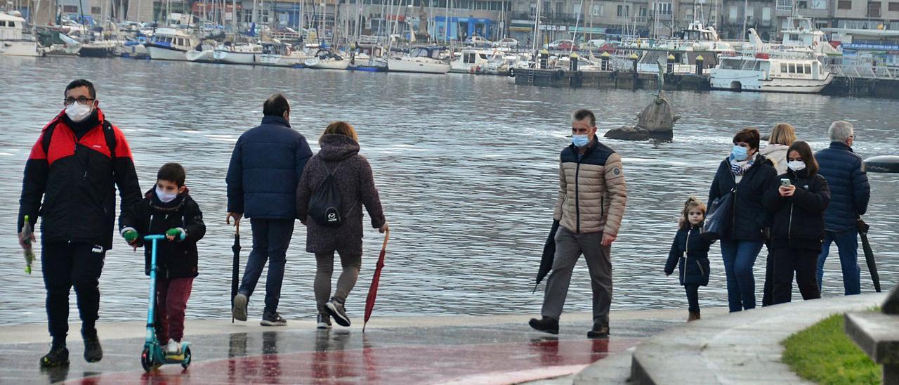 Familias paseando ayer por el Paseo de Pepe Poeta, frente a la Casa da Cultura de Cangas.   | // GONZALO NÚÑEZ