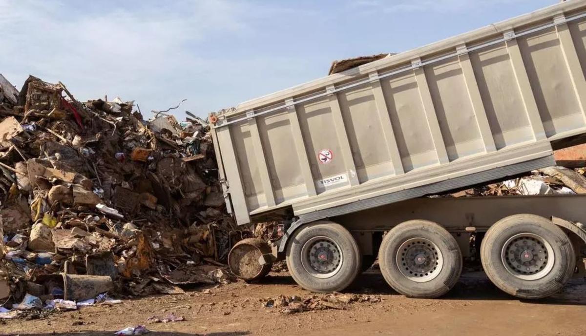 Un camión descarga residuos en una planta de tratamiento, en una imagen de archivo.