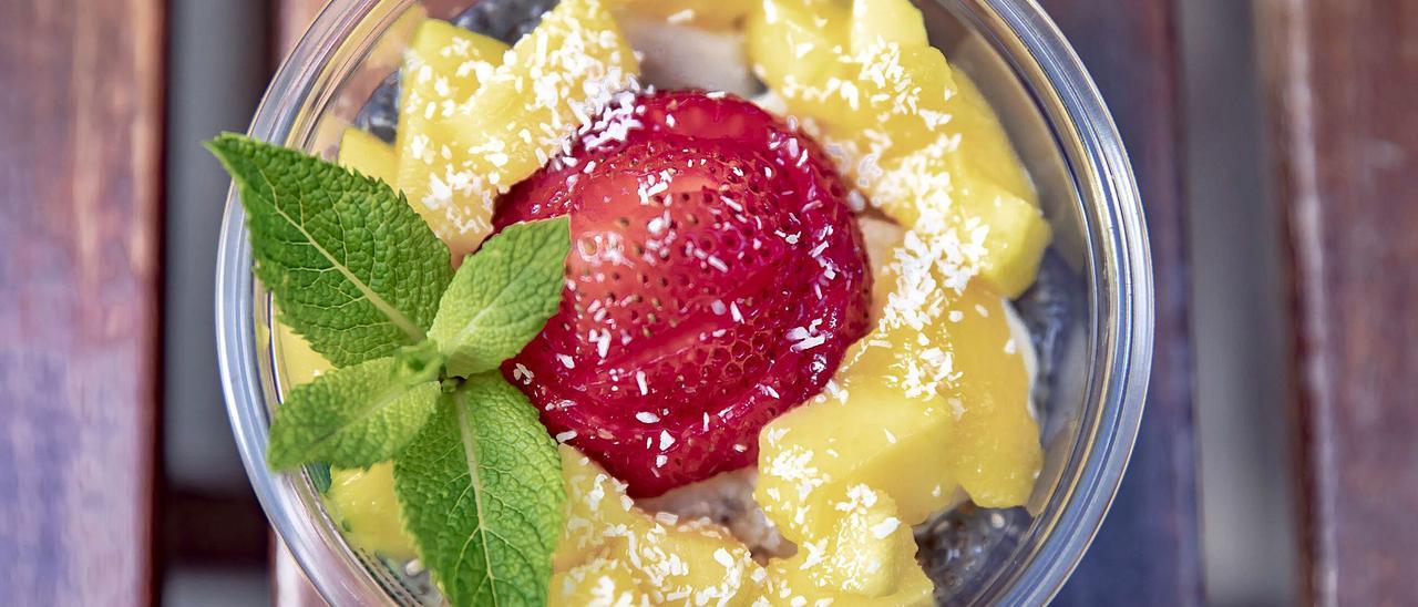 Postre de semillas de chia maceradas, junto a las fresas, plátanos y mango.