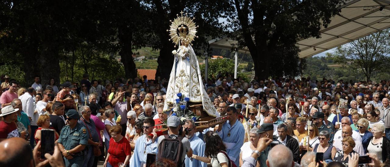 La procesión, la de los Milagros y la de Guadalupe, con las dos santas alrededor del santuario.
