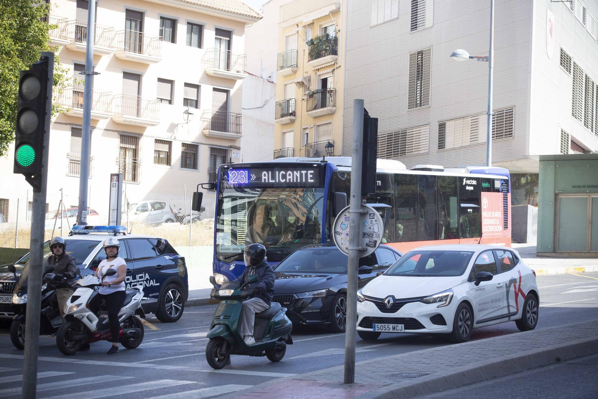 Decenas de personas esperan en las paradas de las líneas 21, 23 y 24 a un transporte en servicios mínimos que pasa cada 60 minutos