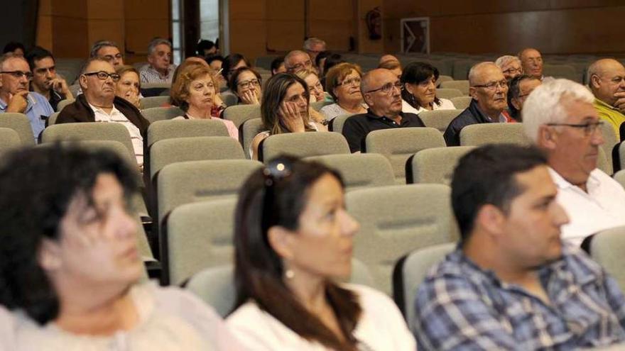 Continúan las charlas sobre el traslado del consistorio. El auditorio de la Semana Verde de Silleda fue el escenario elegido ayer para explicarles a los vecinos todo lo relacionado con el posible traslado del consistorio a la Casa da Cultura. En la reunión se explicó la necesidad de llevar a cabo esta modificación por la falta de espacio, así como los beneficios que se alcanzarán con esta actuación. En el pleno del 28 el equipo tratará de buscar la aprobación entre la corporación y después, hacer un referéndum.