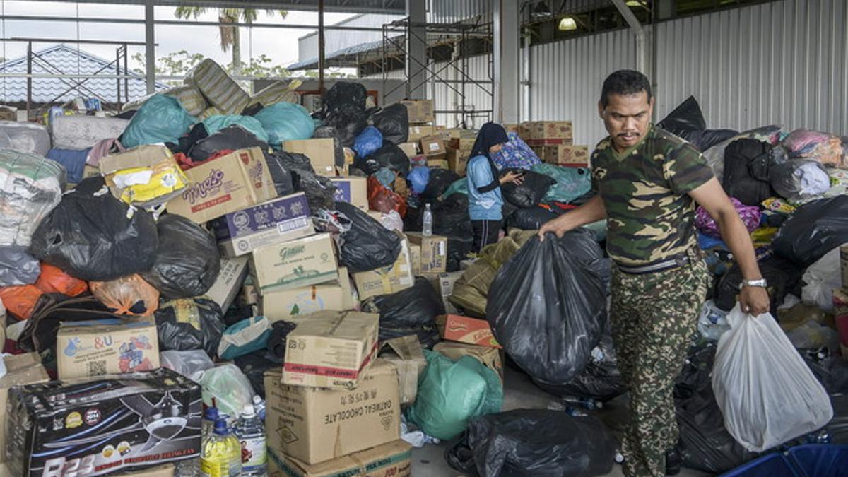 Las fuerzas aéreas de Malasia preparan provisiones para enviar a las áreas afectadas por las inundaciones.