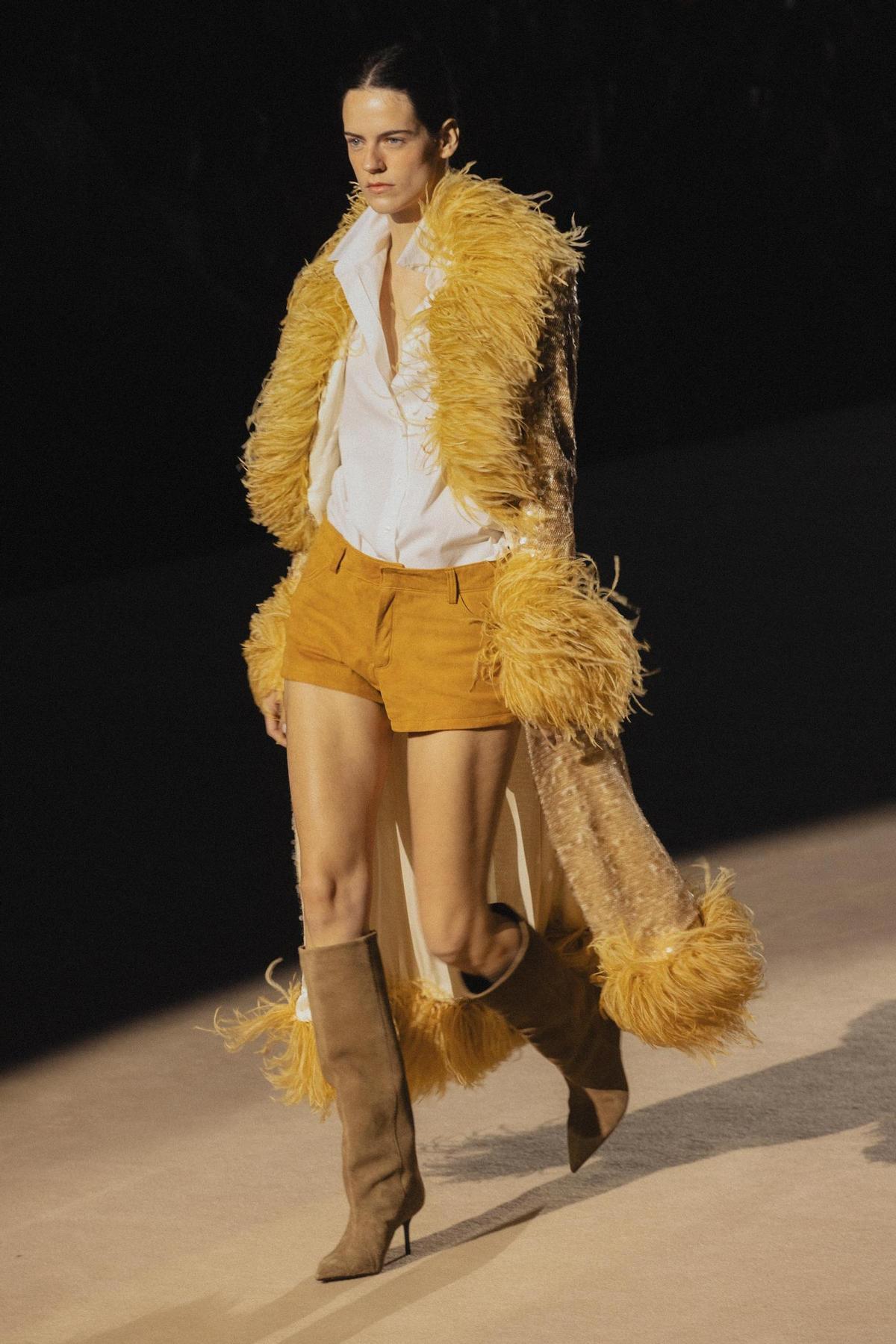 Se mueve en una feminidad rica y trabajada, donde el tejido tiene un papel clave.