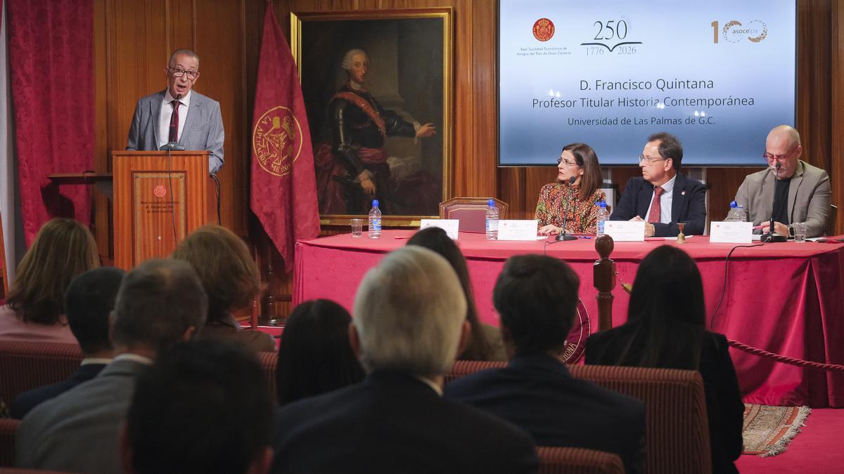 Francisco Quintana Navarro, profesor de Historia Contemporánea de la ULPGC, ofrece la charla 'Los orígenes de ASOCELPA: El Puerto de la Luz y los negocios portuarios hasta la creación de la Asociación Patronal de Consignatarios, 1883-1925