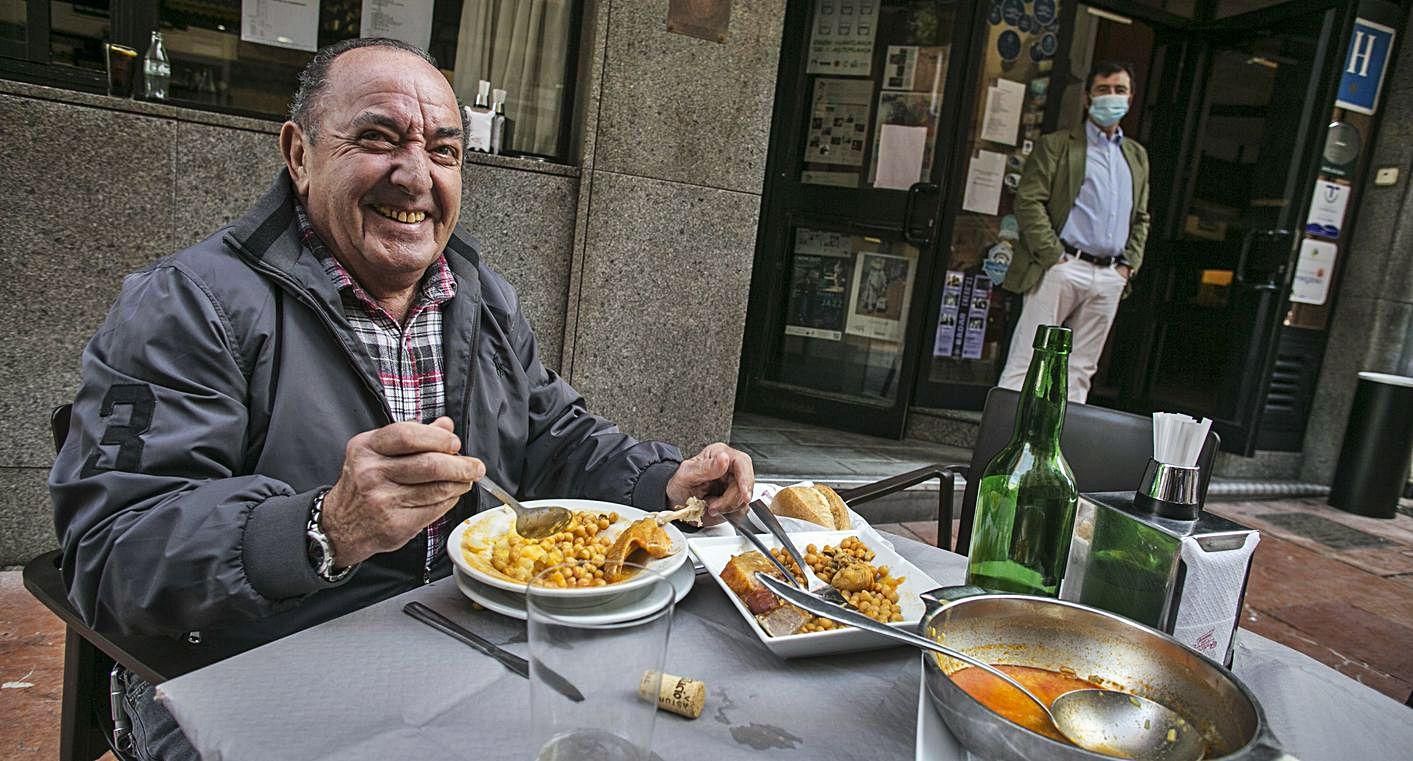 Mario Álvarez, en la terraza del Ovetense.