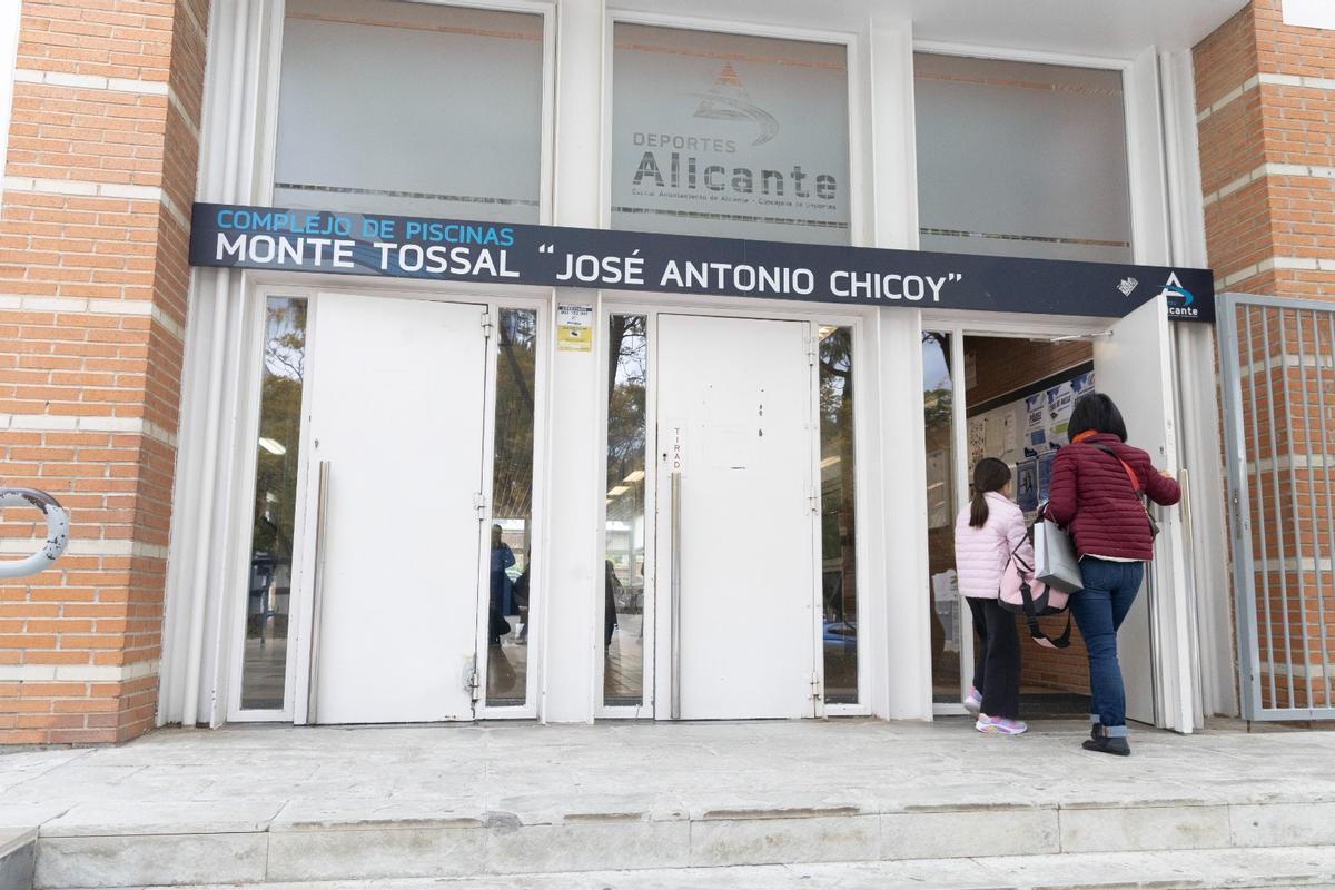 Puerta de acceso a las piscinas del Tossal en Alicante