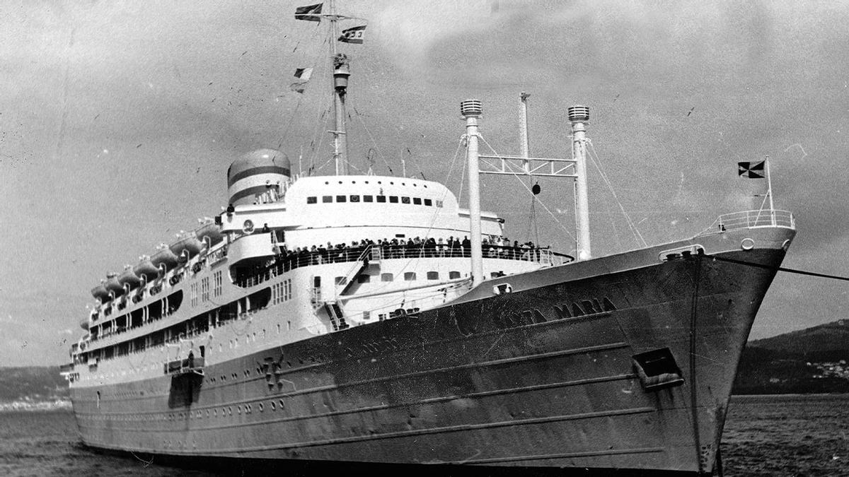 El “Santa María”, en una escala en el puerto de Vigo.