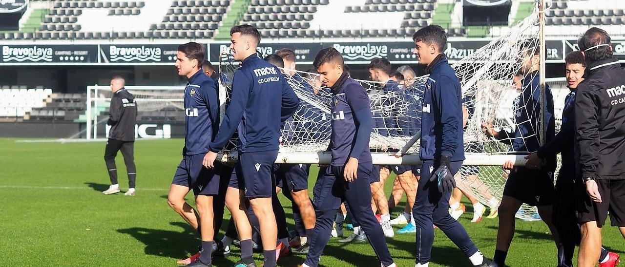 Los jugadores del Castellón realizaron ayer por la mañana la última sesión de entrenamiento previa al encuentro de esta tarde contra el Costa Brava en casa.