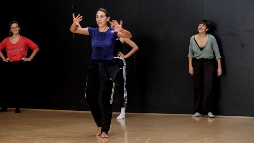 La bailarina Laia Santanach, en el centro, durante una sesión de danza.