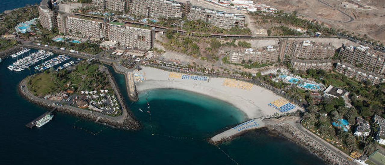 Anfi del Mar, con su muelle deportivo, su playa y su isla artificial, entre otros servicios ubicados en la costa de Mogán.