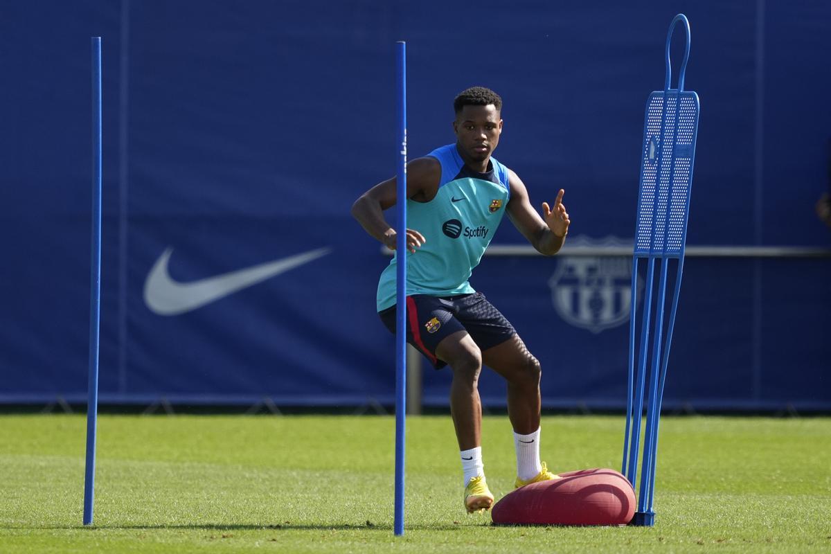 El cuerpo técnico del Barça está contento con el trabajo de Ansu, pero hay elementos que impiden que sea titular. El primero tiene que ver con las lesiones y la inactividad que acumula El cuerpo técnico del Barça está contento con el trabajo de Ansu, pero hay elementos que impiden que sea titular. El primero tiene que ver con las lesiones y la inactividad que acumula