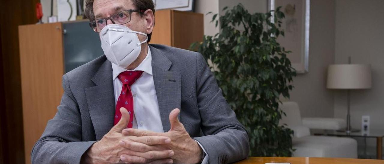 El conseller de Sanidad, Miguel Mínguez, durante una entrevista.