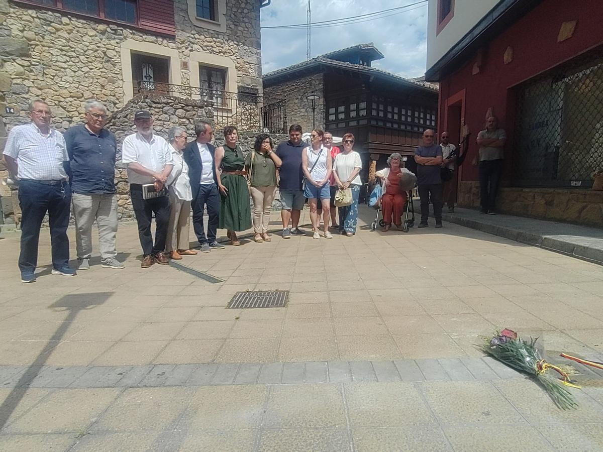 Parres coloca su stolperstein en memoria de Manuel Cueto Pérez