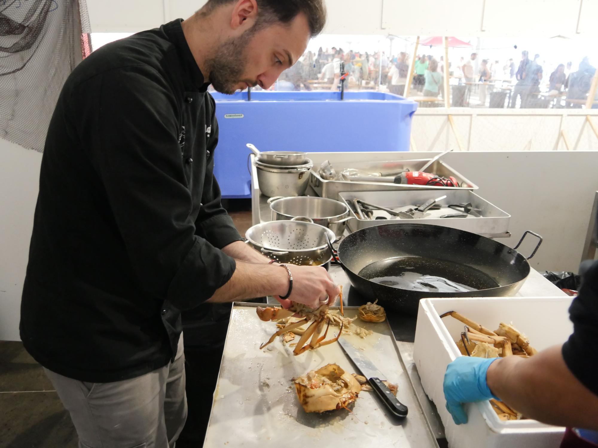 El chef Unai Reboleiro, cocinero jefe de la Festa do Marisco, durante las pruebas que se hicieron el domingo con el cangrejo real, que actualmente se sirve cocido.