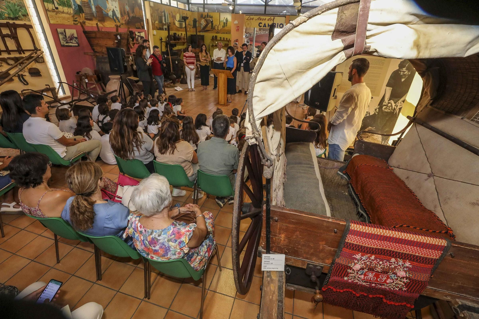 Niños con alma de guia turistica en el museo de pusol Elche