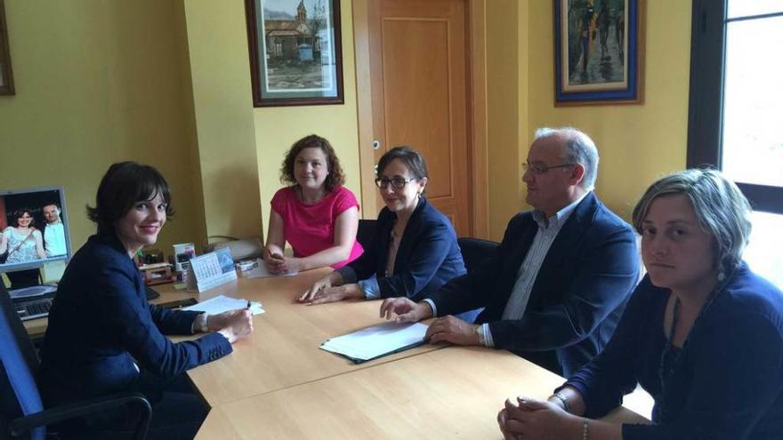 Marta Alonso (alcaldesa), Luisa Crespo (concejala del PSOE), Belén Fernández (consejera), José M.ª Pertierra (director general) y María Santos (PP), ayer, reunidos en San Xuan de Beleño.