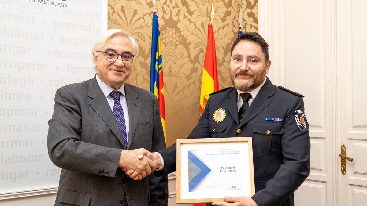 Un momento del acto de reconocimiento a Antonio Rico, policía local que denunció acoso laboral en Torrevieja
