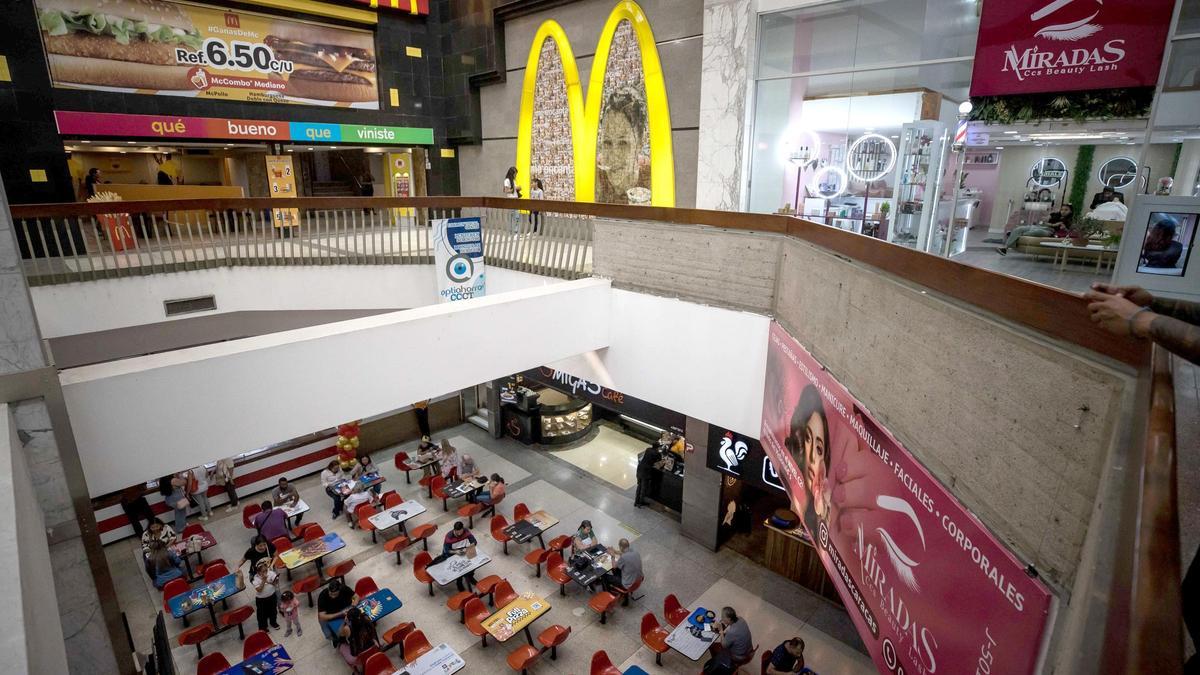 Interior de un centros comercial y ocio.