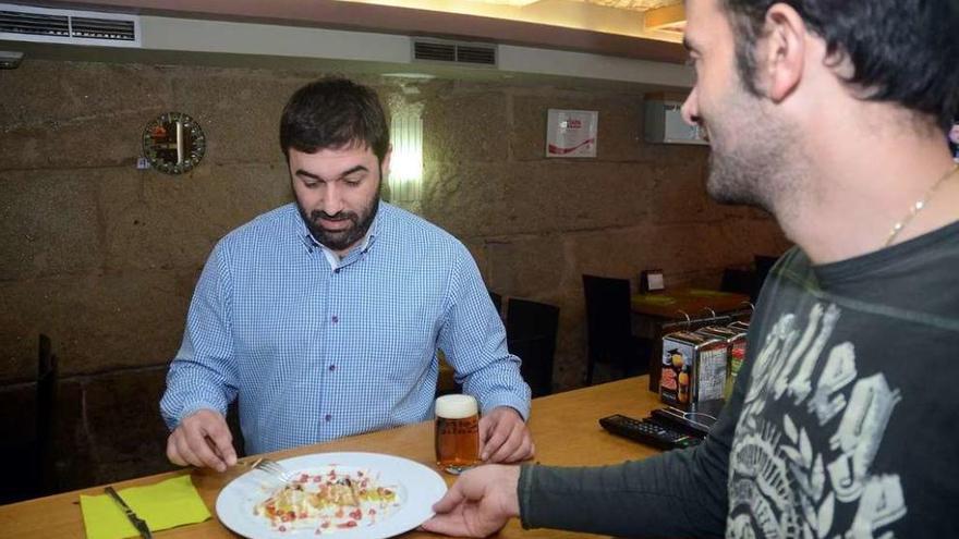 Un cliente del local PonteTapas prueba una de las raciones que concursaron el pasado año. // Rafa Vázquez