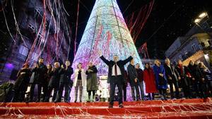 El alcalde de Vigo, Abel Caballero, junto al Equipo de Gobierno durante el encendido de las luces de Navidad 2022