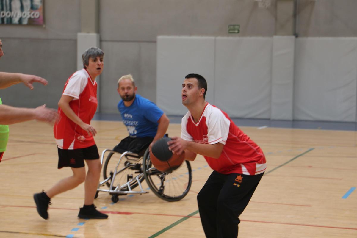 Deportistas del equipo de baloncesto de Aspromivise en un partido.