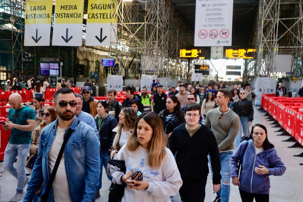 Miles de pasajeros llegan a la estación del Norte desde Gandia y Xàtiva antes del cierre por la mascletà