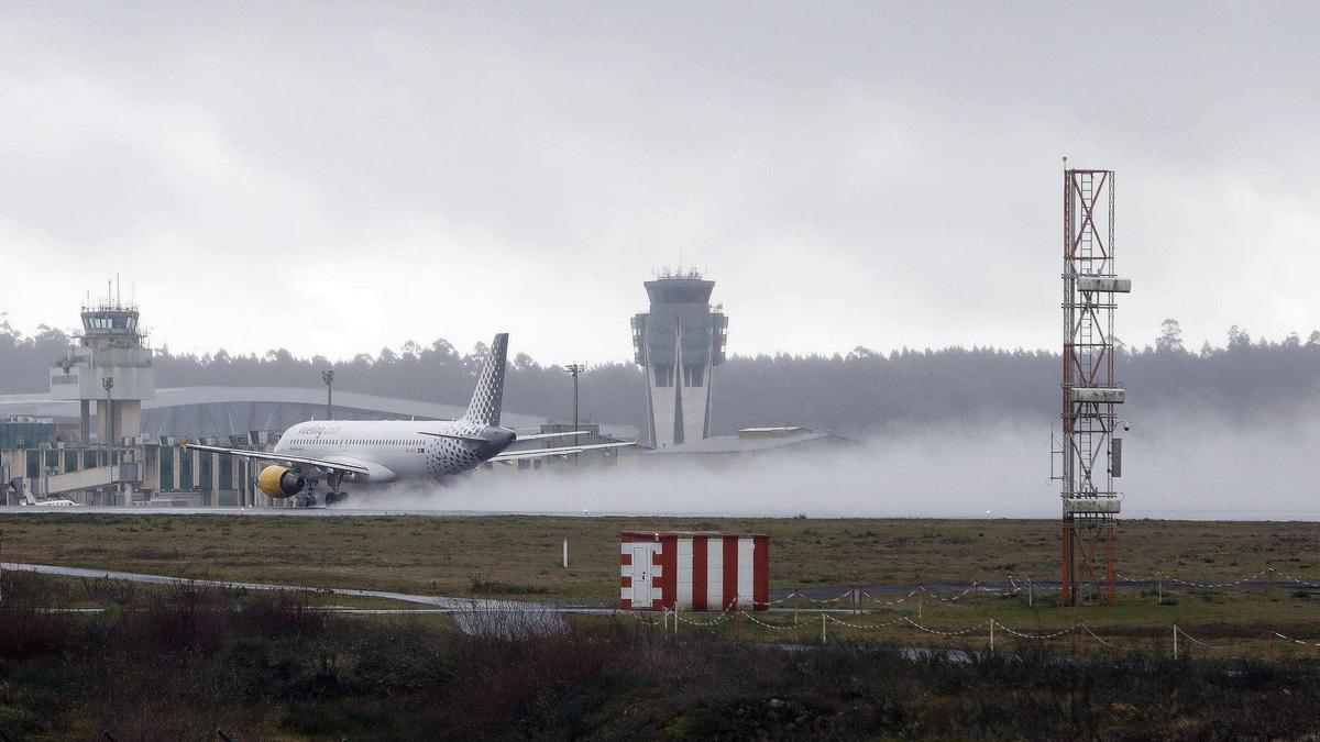 Un avión de Vueling en el Aeropuerto de Santiago-Rosalía de Castro.