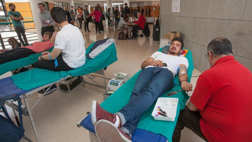 Campaña de donación de sangre en la Universidad