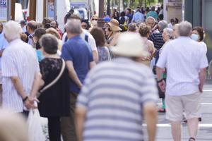 Archivo - Detalle de gente en las calles, a 21 de junio de 2022 en Sevilla (Andalucía, España)
