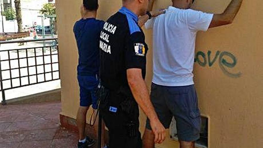 Un policía local de Santa Lucía durante una actuación.