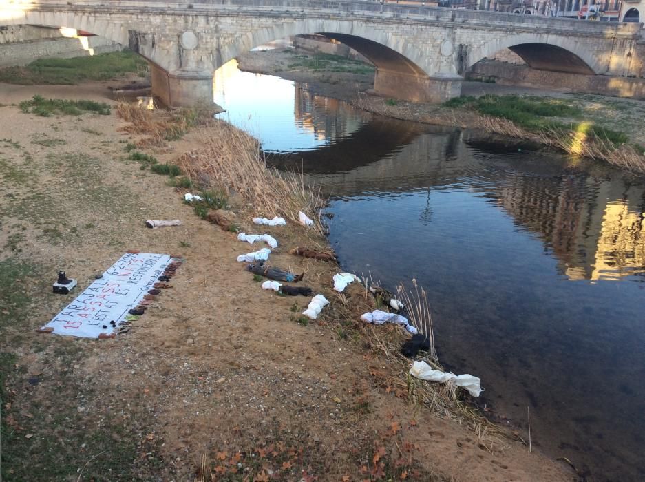 Girona Acull recorda els morts de Ceuta amb una performance a l'Onyar