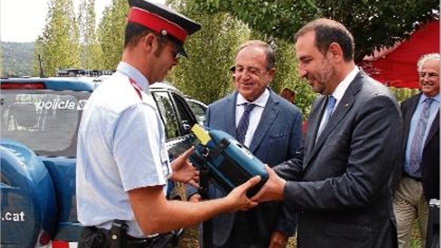 Els Mossos d&#039;Esquadra van rebre els primers desfibril·ladors de mans del llavors conseller Ramon Espadaler.