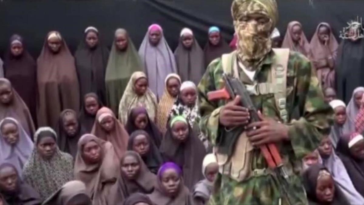 Los islamistas de Boko Haram han dado a conocer un nuevo vídeo en el que aparecen las niñas secuestradas hace dos años.