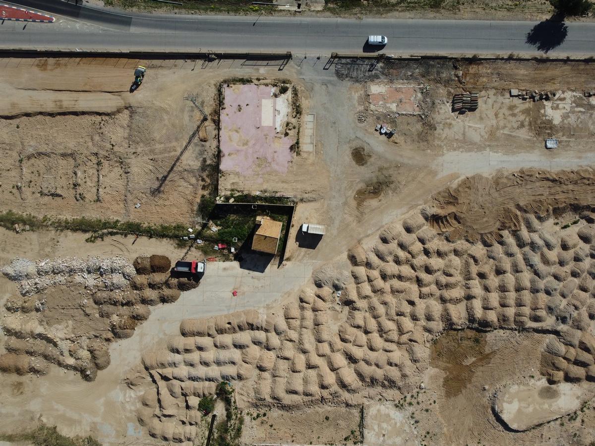 Trabajos en el solar de más de 50.000 m2 en el polígono de Catarroja.