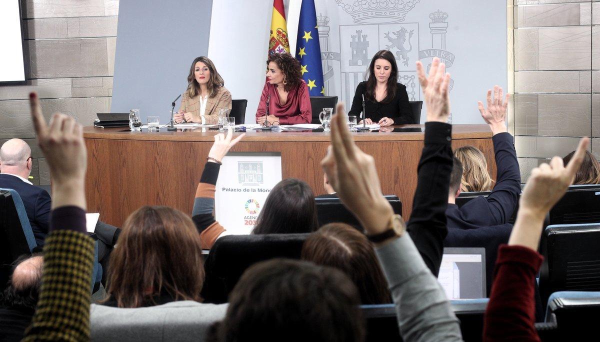 (I-D) La ministra de Trabajo y EconomÃ­a Social, Yolanda DÃ­az; la ministra Portavoz y de Hacienda, MarÃ­a JesÃºs Montero; y la ministra de Igualdad, Irene Montero, comparecen en rueda de prensa tras el Consejo de Ministros en Moncloa, en Madrid (EspaÃ±a), a 18 de febrero de 2020.